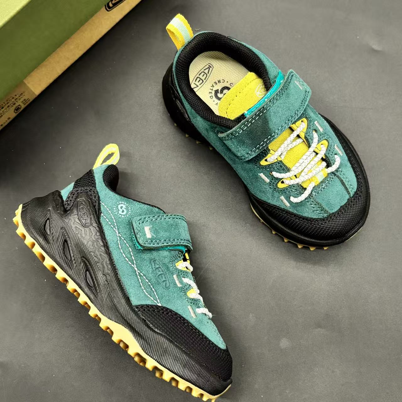 Children's shoes child